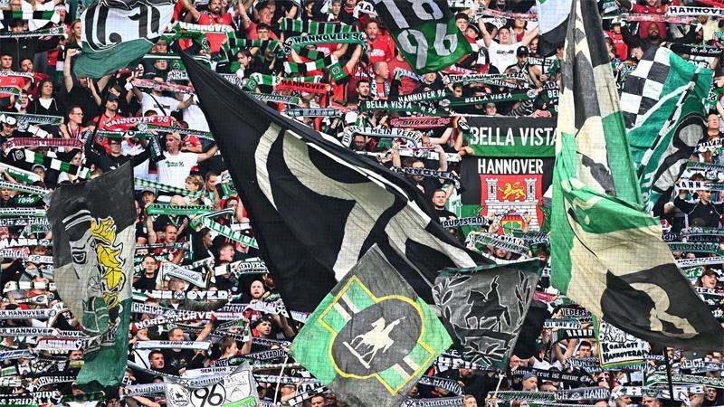Fans von Hannover 96 beim Pokalspiel in Bremen.