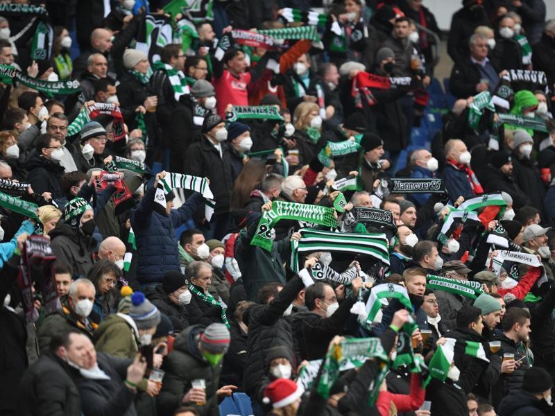 Fans von Hannover 96 stehen vor einem Spiel im Stadion. Foto: Daniel Reinhardt/dpa/Archivbild