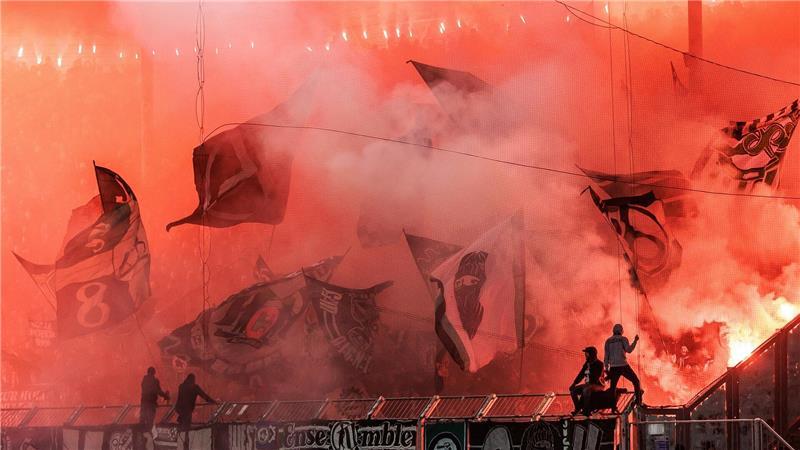 Fans von Hannover 96 zünden Pyrotechnik beim Spiel in Magdeburg. 