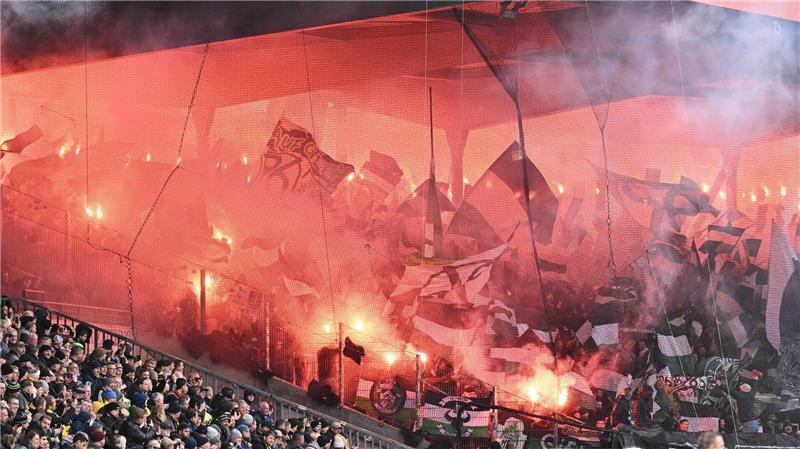 Fans von Hannover 96 zünden beim Derby in Braunschweig Pyrotechnik.