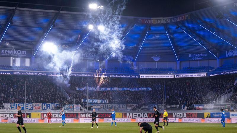 Pyrotechnik, Münzen und Randale: Proteste gegen DFL Fans von Hansa Rostock tun ihren Unmut gegen die DFL kund.