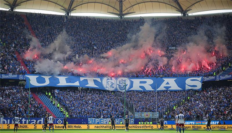 Fans von Hansa Rostock zünden Pyrotechnik. Foto: Christian Charisius/dpa