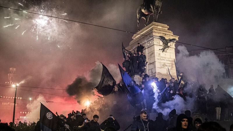 Ex-Bundesliga-Profis feiern Meisterschaft mit Inter Mailand Fans von Inter Mailand feiern die Meisterschaft auf der Piazza Duomo.
