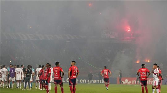 Fans von Medellin sorgen für den Spielabbruch. 