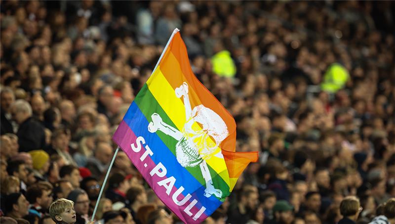 FC St. Pauli absolviert Testspiel bei Borussia Mönchengladbach Fans von Sankt Pauli feiern ihre Mannschaft. Foto: Christian Charisius/dpa