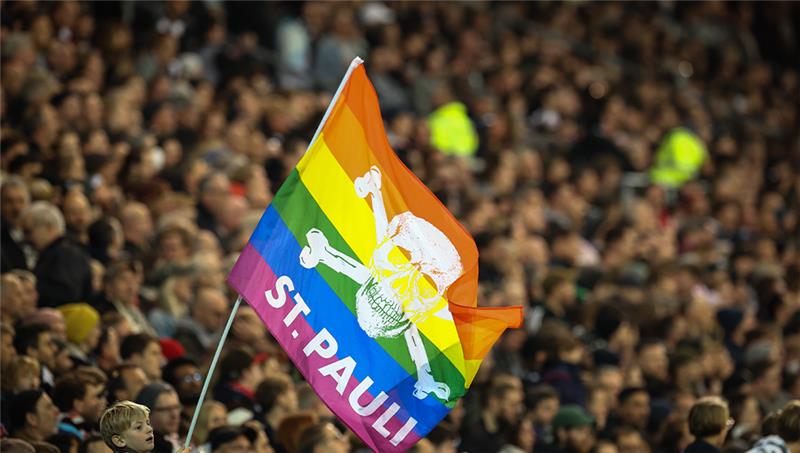 Fans von Sankt Pauli feiern ihre Mannschaft. Foto: Christian Charisius/dpa