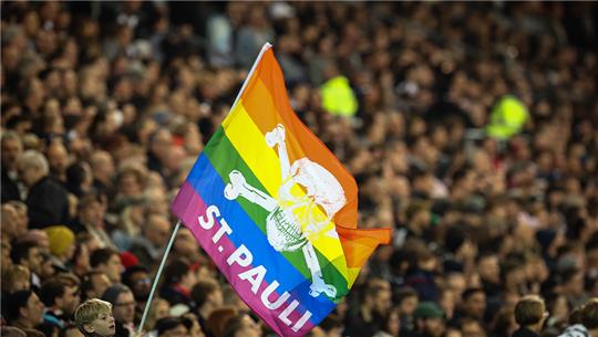 Fans von Sankt Pauli feiern ihre Mannschaft. Foto: Christian Charisius/dpa
