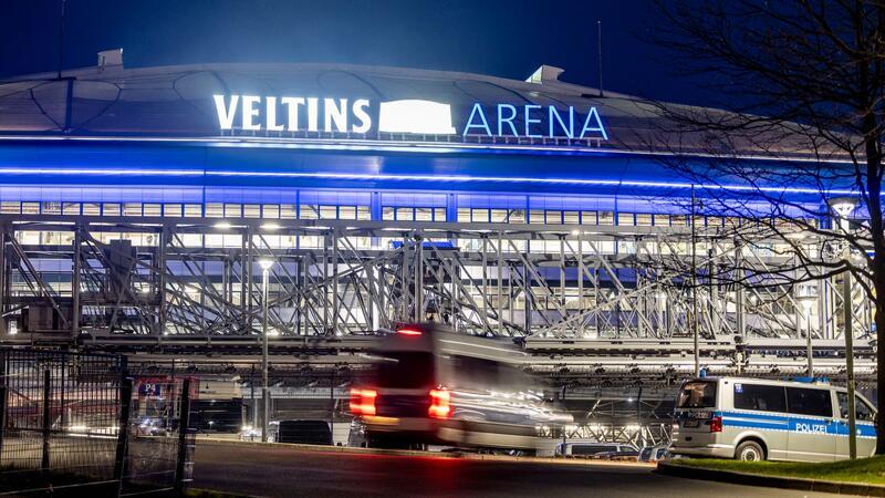 Schalke-Rostock: Fan-Auseinandersetzung in Gelsenkirchen Fans von Schalke und Rostock lieferten sich in Gelsenkirchen eine Auseinandersetzung.