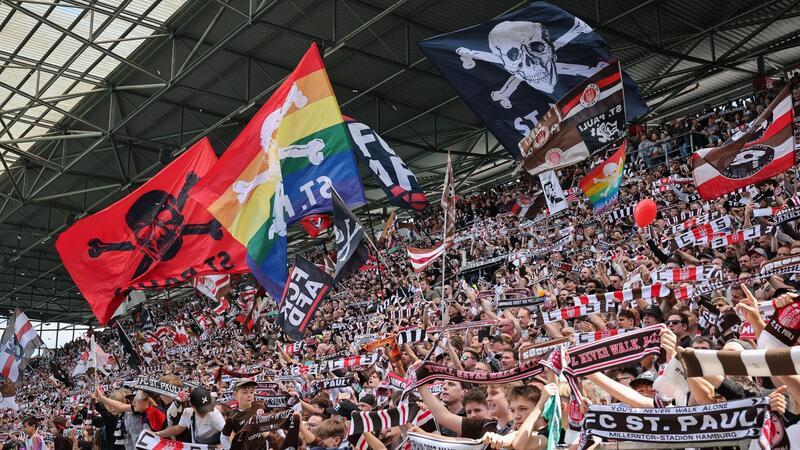 Profi-Vertrag für Muhammad Dahaba beim FC St. Pauli Fans von St. Pauli feiern vor dem Spiel.