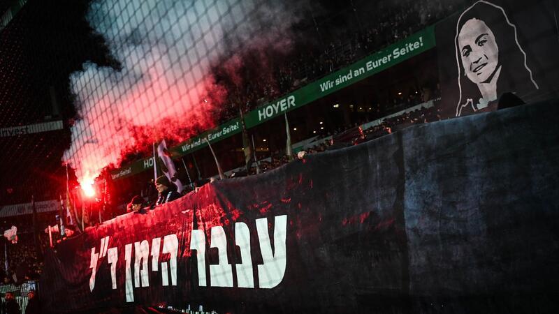 Werder-Fans gedenken toter Hamas-Geisel Fans von Werder Bremen gedenken der getöteten Hamas-Geisel Inbar Haiman.