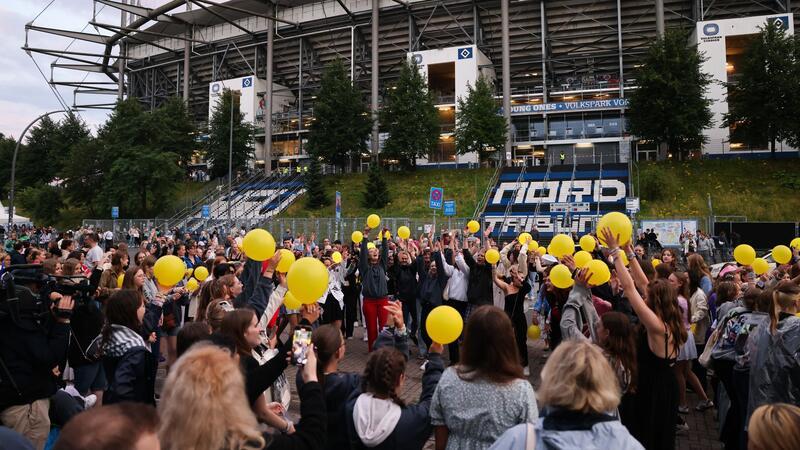 Fans vor dem Stadion