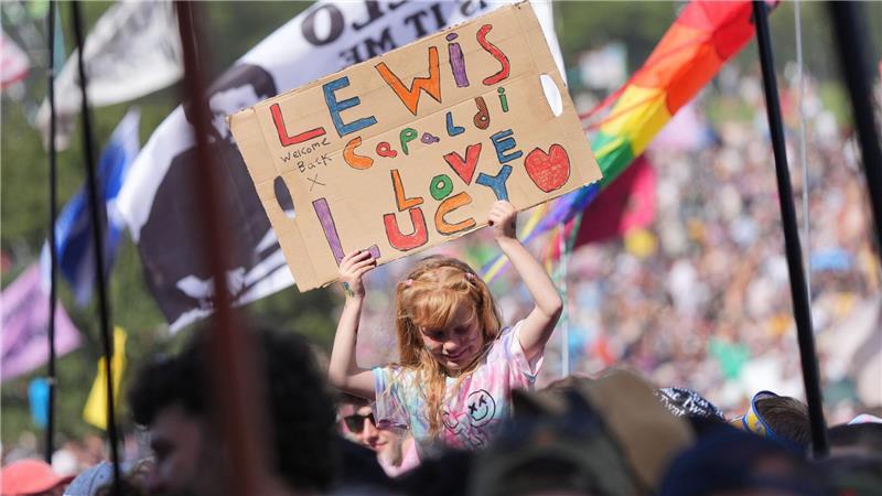 Lewis Capaldi feiert Comeback beim Glastonbury Fans zeigen Lewis Capaldi ihre Unterstützung.