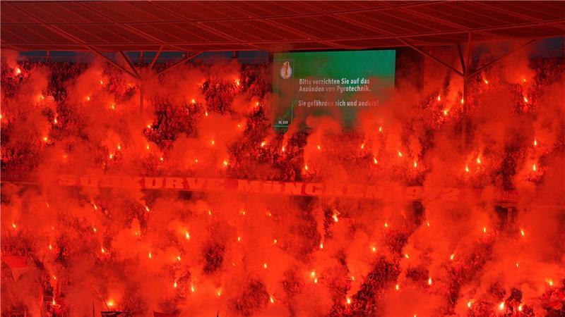 Fans zünden beim DFB-Pokalfinale Pyrotechnik. 