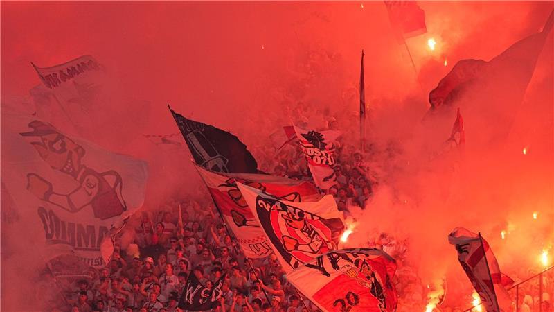 Hoeneß über massiven Fanprotest gegen DFB: „Unverschämtheit“ Fans zünden beim Pokalfinale Pyrotechnik.