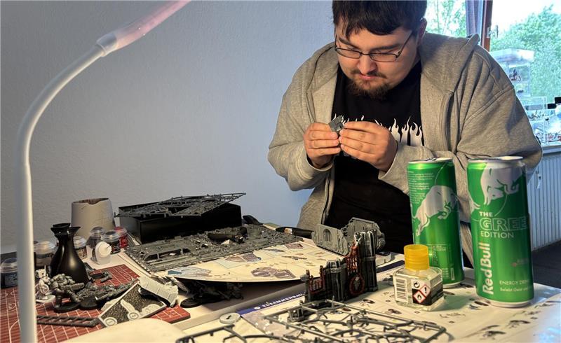 In diesem Horneburger Laden bekämpfen sich Piraten, Orks und Aliens Farbe, Klebstoff, Energydrinks: Dennys Winkler ist bestens für sein Modellprojekt ausgestattet.