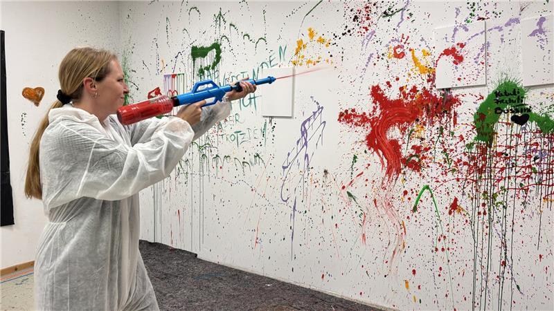 Farbe aus Kanonen schießen. Im Splatter-Raum entstehen bunte Kunstwerke.