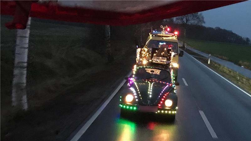 „Stimmung ist Hammer“: 96 Trecker leuchten bei der Lichterfahrt im Kreis Stade Farbenfroh leuchtet der VW Käfer in der Kolonne.
