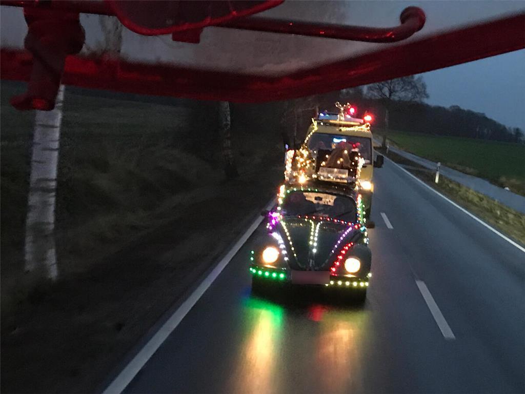 Farbenfroh leuchtet der VW Käfer in der Kolonne.