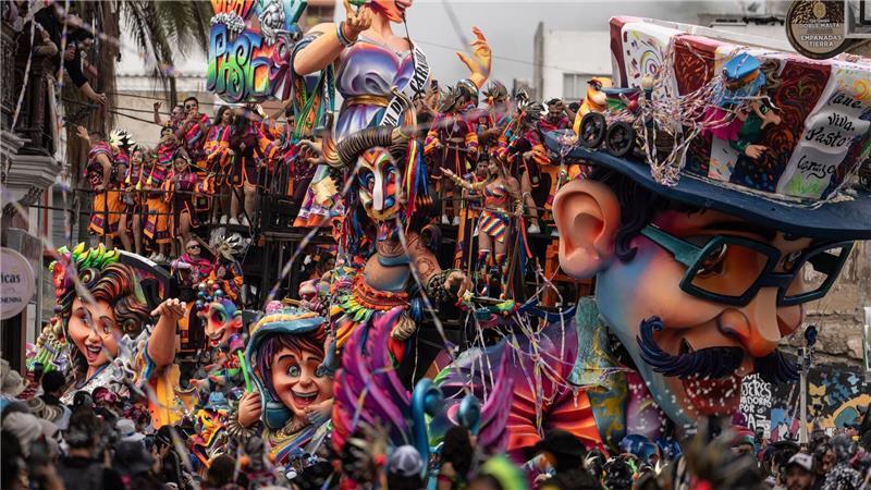 Farbenfrohe Wagen zogen durch die Stadt Pasto im Südwesten von Kolumbien. 