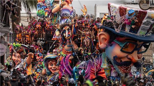 Farbenfrohe Wagen zogen durch die Stadt Pasto im Südwesten von Kolumbien. 