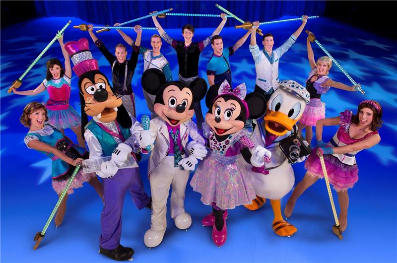 Farbenprächtige Kostüme und atemberaubende Eislaufnummern zeichnen die „Disney On Ice“-Show aus. Foto Disney On Ice