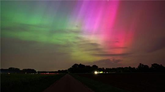 Farbenspiel: Polarlichter am Himmel über Bersenbrück in Niedersachsen.