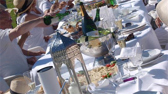 Farbtupfer spendieren Speisen und Getränke, ansonsten dominiert Weiß: das Dîner en Blanc ruft wieder.