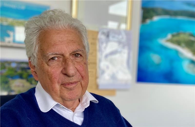 Wie ein Hamburger zum erfolgreichsten Inselverkäufer der Welt wurde Farhad Vladi in seinem Büro an der Binnenalster. Foto: Markus Lorenz