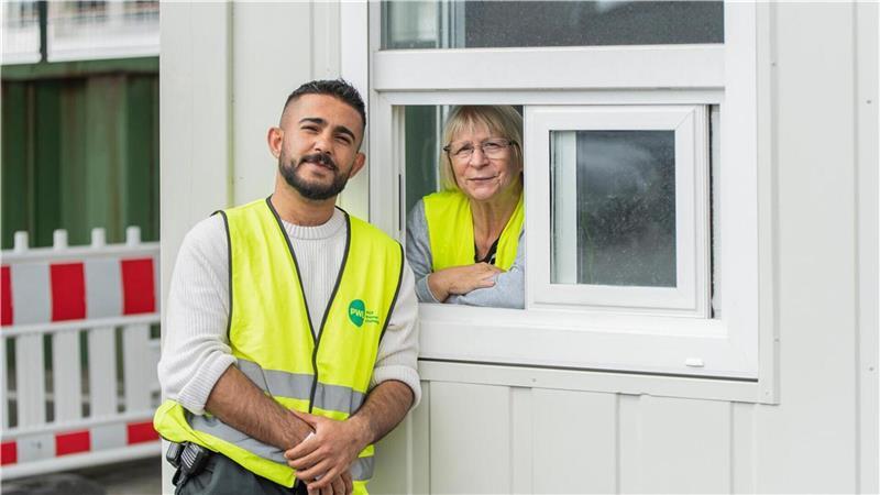 Farid Alabed aus Bremerhaven und Rita Michel aus Spaden arbeiten am Kreuzfahrtterminal.