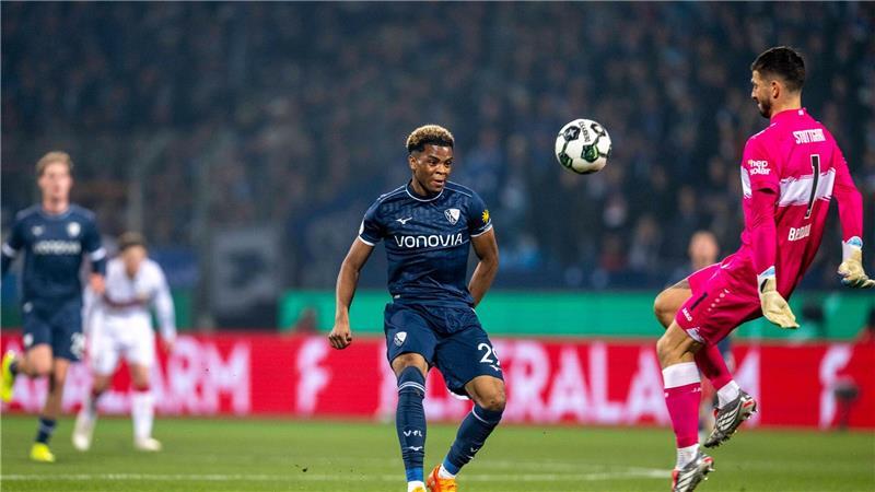 Farid Alfa-Ruprecht (l) vergab eine große Chance gegen Fabian Bredlow.