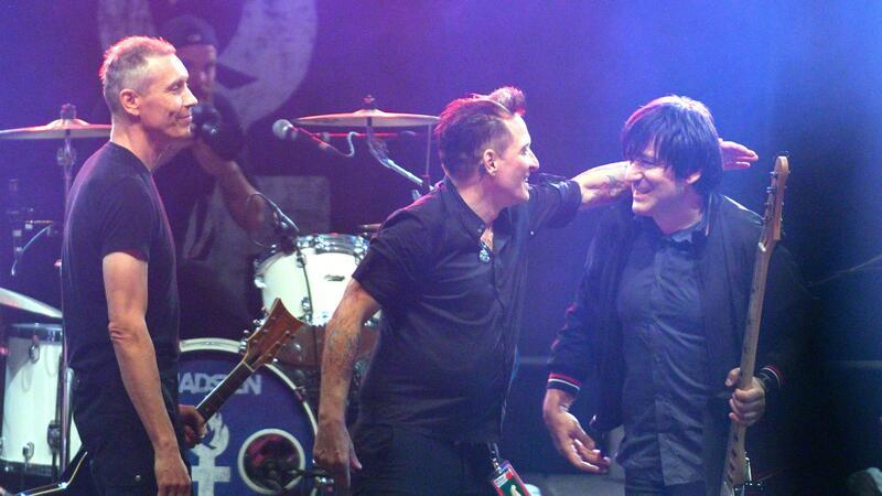 Die Ärzte: Neutralität ist gar keine Option heutzutage Farin Urlaub (l-r), Bela B. und Rodrigo Gonzalez von der Band Die Ärzte stehen auf der Bühne. Sie sprechen im Interview mit der dpa über Politik und die Musikbranche.