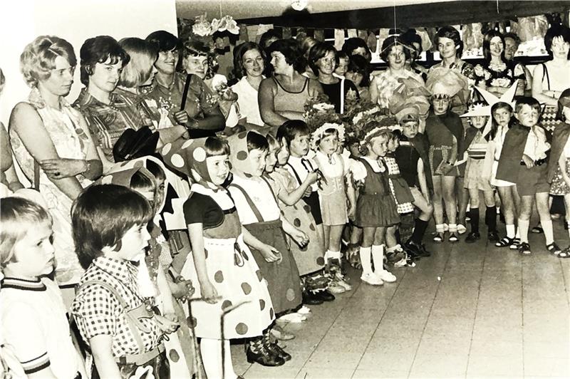 Kita Lühezwerge in Steinkirchen feiert Jubiläum Fasching in der Kita.