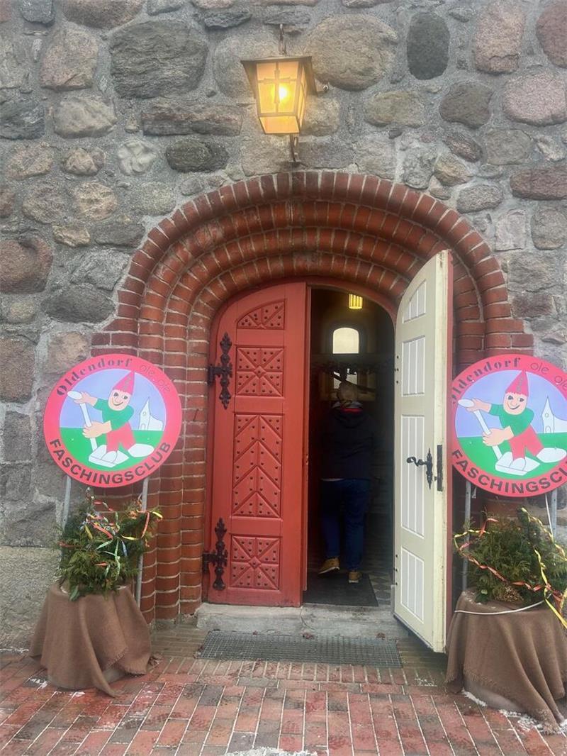 Konfettiregen in der Oldendorfer Kirche: Ein Knaller zum Faschingsauftakt Faschingsgottesdienst in der Oldendorfer Kirche.