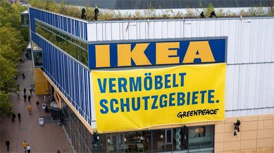 Fassadenkletterer hatten das Protestbanner angebracht.