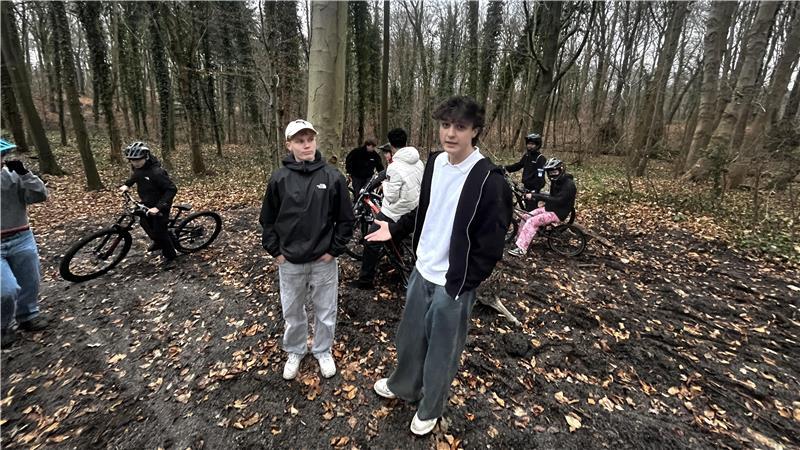 Fassungslos: Florian Hanke und Jacob Grundmann (vorne) haben viele Jahre mit Schaufel und Schubkarre an den Trails gearbeitet.