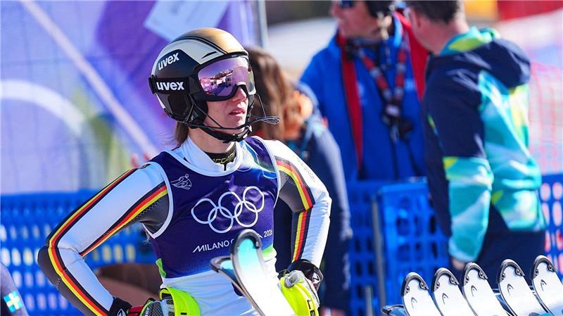 Fassungslos im Zielbereich: Lena Dürr war im Slalom auf Medaillenkurs, dann fädelte sie am ersten Tor ein.