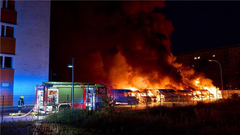 Transporter in Flammen: Bekennertext legt Brandanschlag nahe Fast 100 Einsatzkräfte sind bei der Brandbekämpfung zum Einsatz gekommen.