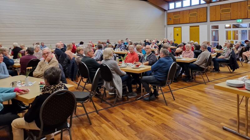 „Sabbeln kann ich ja“: Sie treten für Himmelpfortens Senioren an Fast 100 Senioren kamen zum Frühstück und Klönschnack in die Eulsete-Halle Himmelpforten.