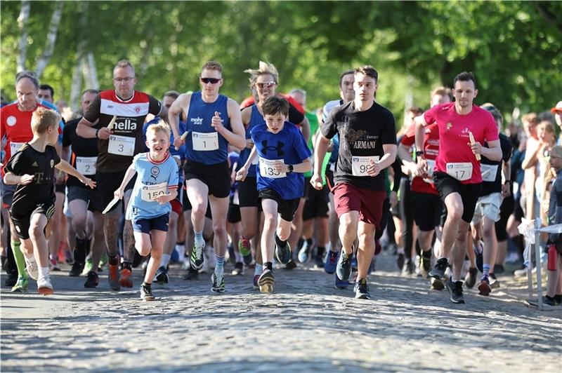Der 17. Spargellauf zieht in Deinste die Massen an Fast 1000 Menschen liefen am Freitagabend die 5,5 Kilometer lange Runde durch Deinste und die Feldmark. Fotos: Jörg Struwe
