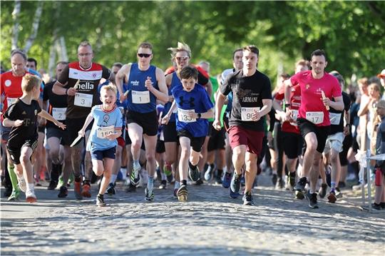 Fast 1000 Menschen liefen am Freitagabend die 5,5 Kilometer lange Runde durch Deinste und die Feldmark. Fotos: Jörg Struwe