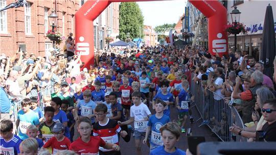 Fast 1000 Schüler gingen beim Lauf der Schulen auf die 2-Kilometer-Strecke. Hier starten die 492 Jungs.