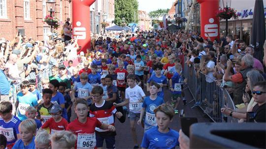 Fast 1000 Schüler waren beim Lauf der Schulen im vergangenen Jahr am Start. Hier starteten die 492 Jungs. Insgesamt verzeichnete der Altstadtlauf mit 2300 Meldungen eine Rekord.