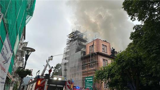 Fast 150 Feuerwehrleute rücken an, um den Brand eines historischen Gebäudes in Bad Ems zu löschen.
