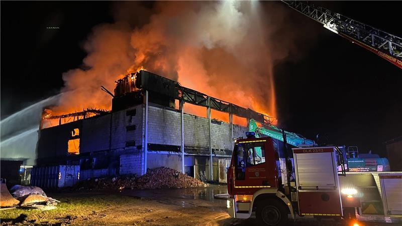 Turnhalle abgefackelt: Verdächtiges Video – Stader Staatsanwalt reagiert Fast 150 Feuerwehrleute waren für die stundenlangen Löscharbeiten an der ehemaligen Sporthalle im Einsatz.