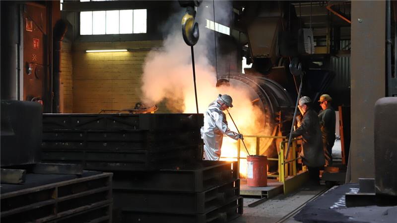 Fast 1500 Grad heiß ist das Metall, dass in die extra vorgefertigten Modelle gegossen wird. Foto: Witthohn