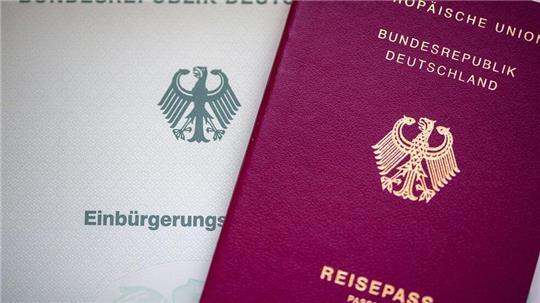 Fast 17.000 Menschen sind 2023 in Niedersachsen eingebürgert worden. (Archivbild)