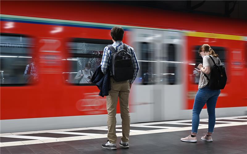 HVV: So viele Menschen haben Bahnsteigkarten gekauft Fast 20 000 Bahnsteigkarten wurden in Hamburg verkauft - 1100 Menschen waren ohne unterwegs. Foto: dpa-Bildfunk