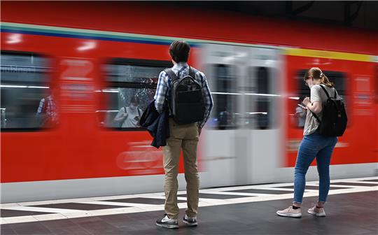 Fast 20 000 Bahnsteigkarten wurden in Hamburg verkauft - 1100 Menschen waren ohne unterwegs. Foto: dpa-Bildfunk