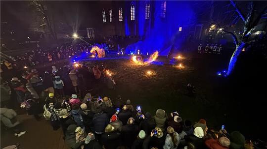 Fast 2000 Zuschauer verfolgten in Harsefeld die Feuershow von Spinning Area aus Stade.