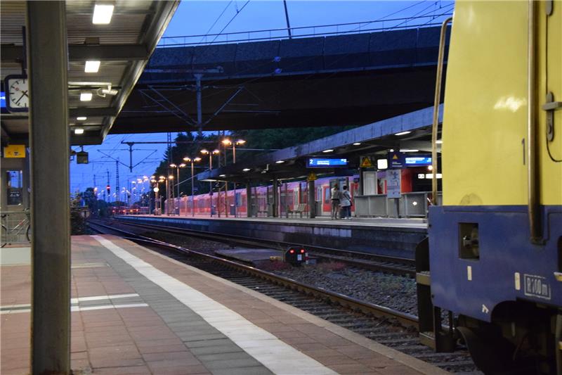 Fast 30 000 Menschen pendeln täglich aus dem Landkreis Stade mit dem Auto der Bahn in anderen Landkreis oder nach Hamburg.  Fotos Battmer